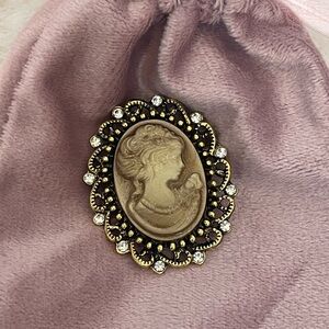 🛍️2/$30 Vintage Style Cameo Statement Brooch in Gold and Ivory
